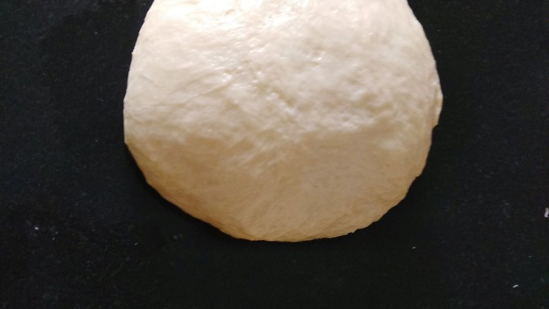 海苔脆肉松手撕面包~,把发酵好的面团取出来,排气,平均分成两份,滚圆,静置10-15分钟松弛;