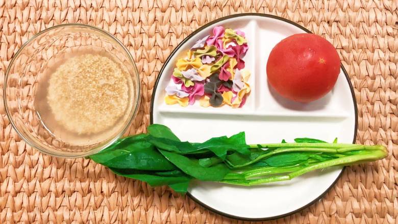 宝宝辅食,11M+,藜麦蝴蝶面汤,准备食材:藜麦 25 g、蝴蝶面 适量、西红柿 1个、菠菜 1 颗
