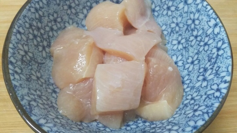 自制鸡米花,学会了再也不用去KFC,<a style='color:red;display:inline-block;' href='/shicai/ 101'>鸡胸肉</a>洗净,切成小块。
