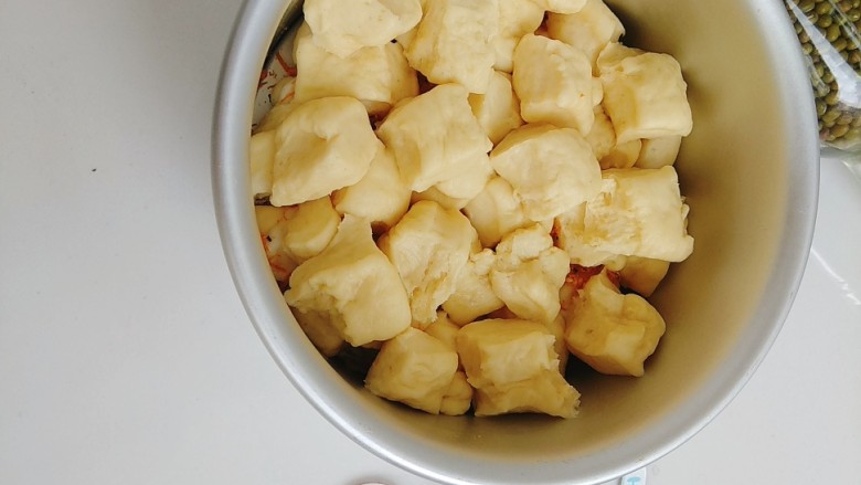 海苔脆肉松手撕面包~,再摆一层面团块;