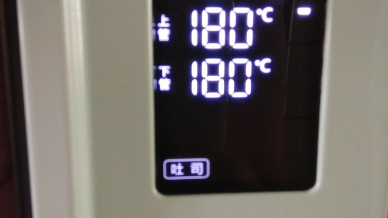 海苔脆肉松手撕面包~,烤箱上下火180度预热10分钟,把烤网放在下层,把模具放在烤网上,180度上下火40分钟烘烤;