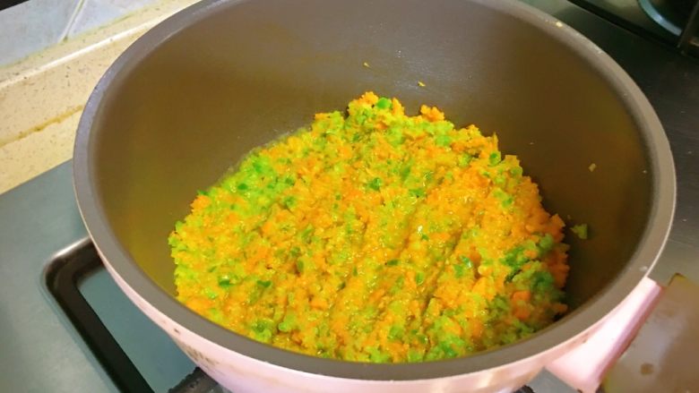 元气营养足球饭团🍙
「16个月+儿童辅食」宝贝也世界杯!,然后把我们的胡萝卜碎和青椒碎下锅,中火炒香炒软。