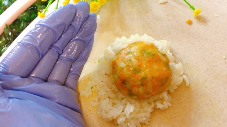 元气营养足球饭团🍙
「16个月+儿童辅食」宝贝也世界杯!,然后把剩下一半裹了橄榄油的米饭,平铺在案板上,像一张包子皮似的,然后把刚才的球放在中间,滚动,让米饭充分包裹。