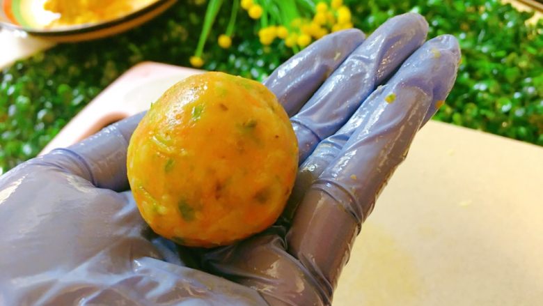 元气营养足球饭团🍙
「16个月+儿童辅食」宝贝也世界杯!,然后用手揉成一个球,很可爱吧?