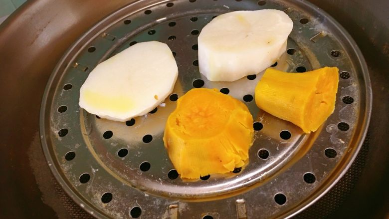 元气营养足球饭团🍙
「16个月+儿童辅食」宝贝也世界杯!,我们把地瓜和<a style='color:red;display:inline-block;' href='/shicai/ 23'>土豆</a>上蒸锅蒸熟。