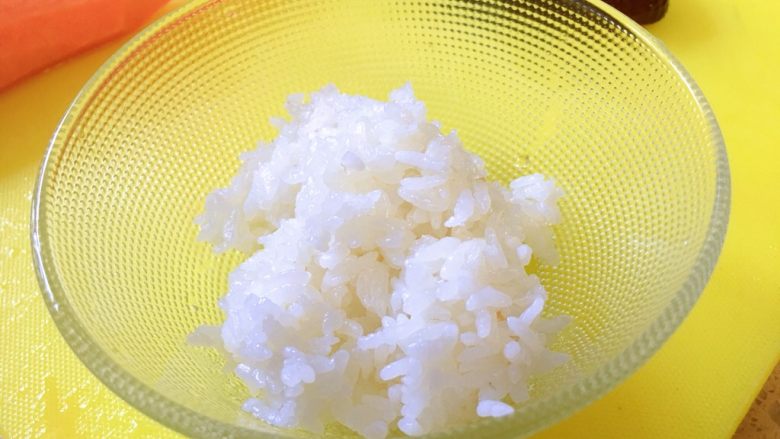 元气营养足球饭团🍙
「16个月+儿童辅食」宝贝也世界杯!,米饭盛出来备用。