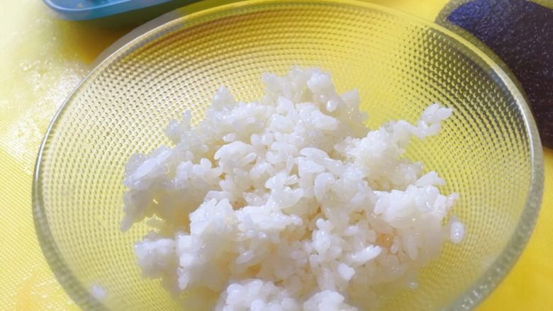 元气营养足球饭团🍙
「16个月+儿童辅食」宝贝也世界杯!,用一次性食品手套把橄榄油和米粒按摩到充满包裹。