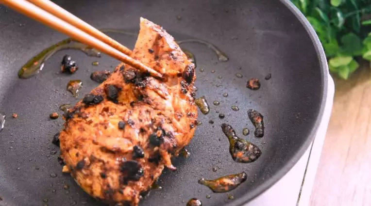 用中式调味品,做出西餐的感觉——豆豉酱烧鸡胸肉,热锅冷油,中火将鸡胸肉两面煎香