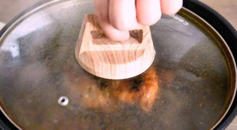 用中式调味品,做出西餐的感觉——豆豉酱烧鸡胸肉,关盖,中火焖15分钟左右
