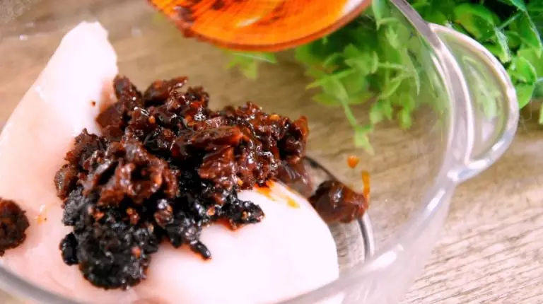 用中式调味品,做出西餐的感觉——豆豉酱烧鸡胸肉,鸡胸肉用蒜末、豆豉酱、香菇酱,抓匀腌制15分钟