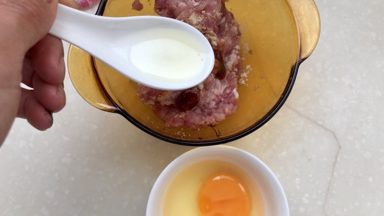 清热消暑,一碗好汤➕蛤蜊冬瓜丸子汤,打一个鸡蛋,取适量<a style='color:red;display:inline-block;' href='/shicai/ 59093'>鸡蛋清</a>,根据肉馅多少,阿晨大概用了3/4个蛋清