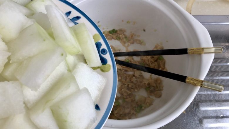 清热消暑,一碗好汤➕蛤蜊冬瓜丸子汤,转中火,加入冬瓜块,翻炒一分钟