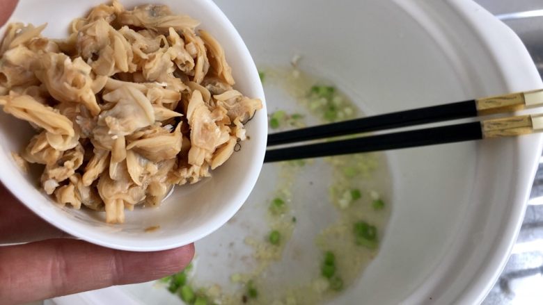 清热消暑,一碗好汤➕蛤蜊冬瓜丸子汤,加入蛤蜊干,小火煸炒半分钟