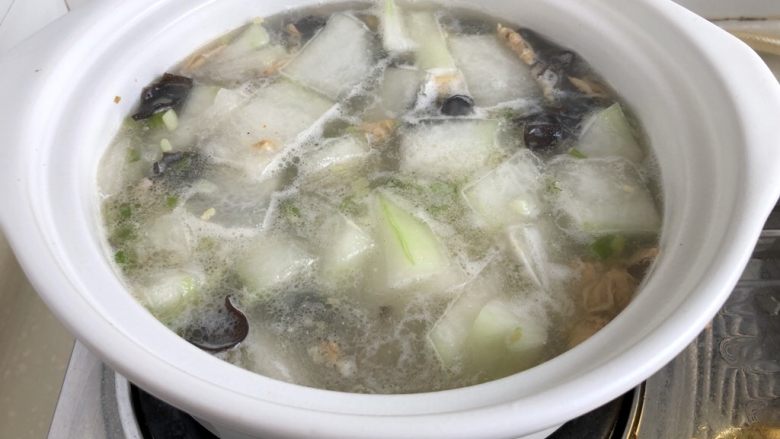 清热消暑,一碗好汤➕蛤蜊冬瓜丸子汤,依次加入肉丸子,保持小火