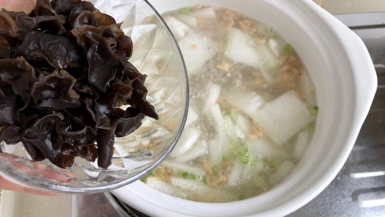 清热消暑,一碗好汤➕蛤蜊冬瓜丸子汤,转小火,加入木耳
