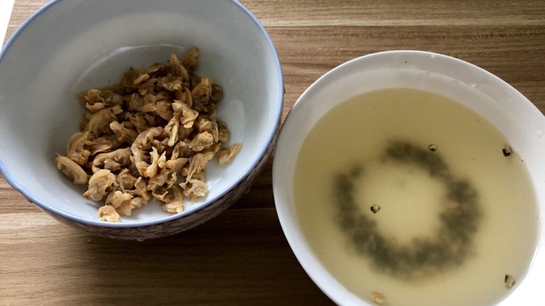 清热消暑,一碗好汤➕蛤蜊冬瓜丸子汤,大概一小时,蛤蜊干泡软即可,挤去黑色的沙包