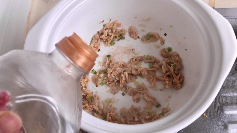 清热消暑,一碗好汤➕蛤蜊冬瓜丸子汤,加入少许料酒,煸炒去腥