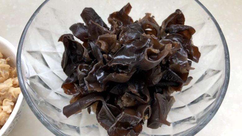 清热消暑,一碗好汤➕蛤蜊冬瓜丸子汤,泡发洗净的木耳撕成小朵