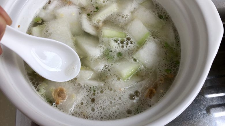 清热消暑,一碗好汤➕蛤蜊冬瓜丸子汤,用勺子撇去汤面浮末