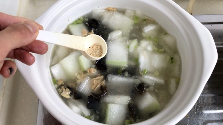 清热消暑,一碗好汤➕蛤蜊冬瓜丸子汤,加入小半勺鲍鱼鸡粉,增鲜调味