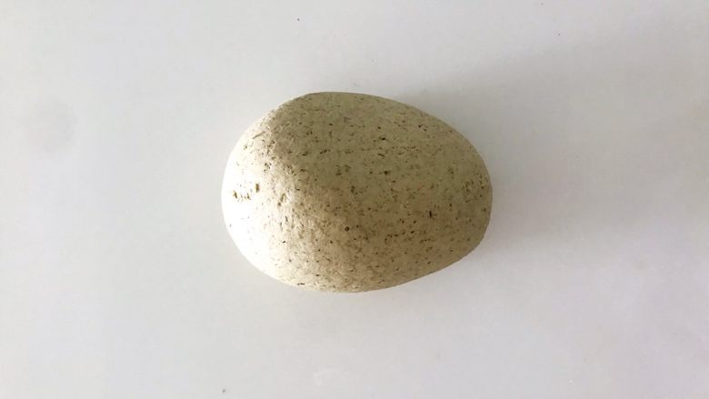 用荞麦做个面包,一发一烤,营养美味,在案板上撒面粉,把面团取出来放在上面揉光滑,可以防止面团黏。