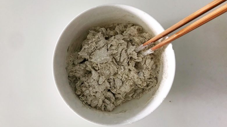 用荞麦做个面包,一发一烤,营养美味,分批加入牛奶,然后搅啊搅搅啊搅,开始给面团做整形。