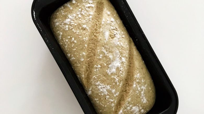 用荞麦做个面包,一发一烤,营养美味,发酵2小时,是原来的2倍大。表皮上割两刀,这样烤出来就会有漂亮的纹路。