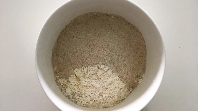 用荞麦做个面包,一发一烤,营养美味,两种面粉混合。加入盐。
