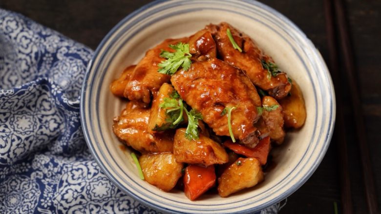 红烧鸡翅炖土豆,一道色香味俱全的红烧鸡翅炖土豆就做好了!