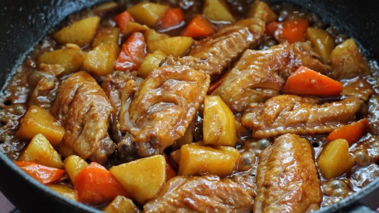 红烧鸡翅炖土豆,待锅内汤汁减少、食材炖至软烂,调入适量的盐翻炒均匀