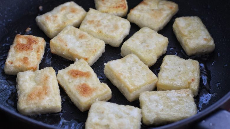 剁椒酱烧豆腐,用小火将豆腐块的两面煎成焦黄色,盛出备用