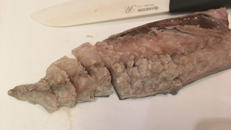 盐渍鲭鱼,将鱼肉切段,约1cm宽度