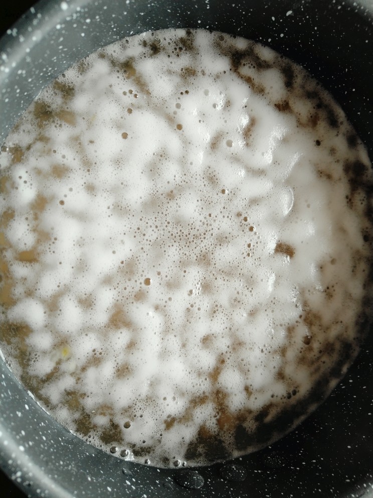 鹰嘴豆奶,把泡好的鹰嘴豆倒入锅中,加适量清水,中小火煮至20分钟左右,豆子一定要煮熟,煮至吃起来绵软即可。
