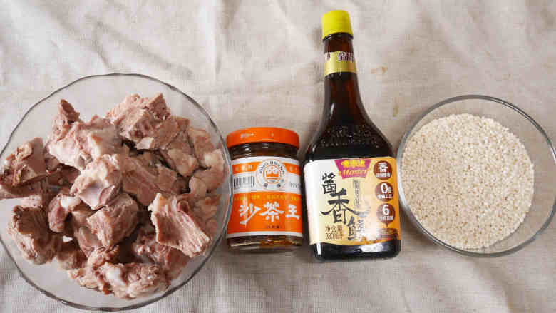 玫瑰糯米排骨,准备材料,<a style='color:red;display:inline-block;' href='/shicai/ 434'>排骨</a>在放黄酒的凉水中焯下取出放凉