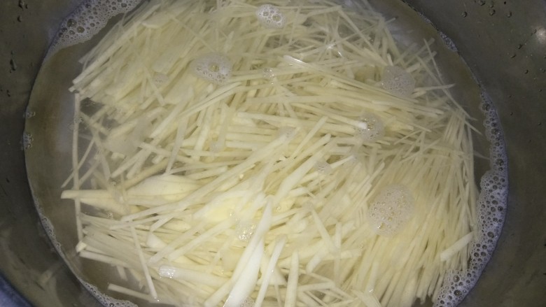丝丝入味之酸辣土豆丝,切好的土豆丝用清水浸泡(5分钟即可)