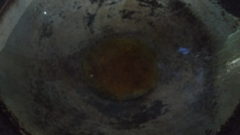 丝丝入味之酸辣土豆丝,起锅,烧干,倒油适量(我家用的是纯正<a style='color:red;display:inline-block;' href='/shicai/ 848'>菜籽油</a>,常规用的油都是可以的)