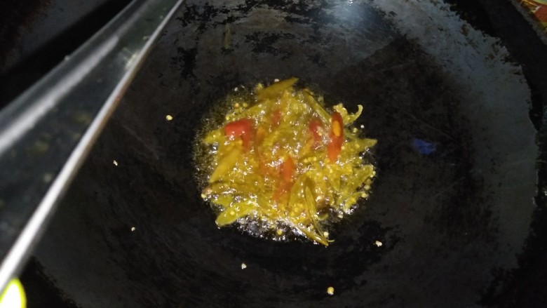 丝丝入味之酸辣土豆丝,油温七八成热的时候加入之前切好的泡椒丝,换成小火煸炒