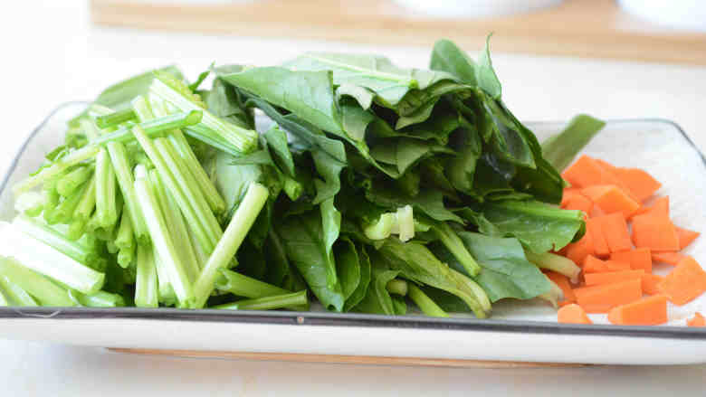 秘制鸡腿饭,胡萝卜花剩下的小块,
可以切成丁放到鸡腿里炖煮~
尽可能的不浪费~
<a style='color:red;display:inline-block;' href='/shicai/ 117'>菠菜</a>切成5-6厘米的段,
当然也可以用别的青菜替代~