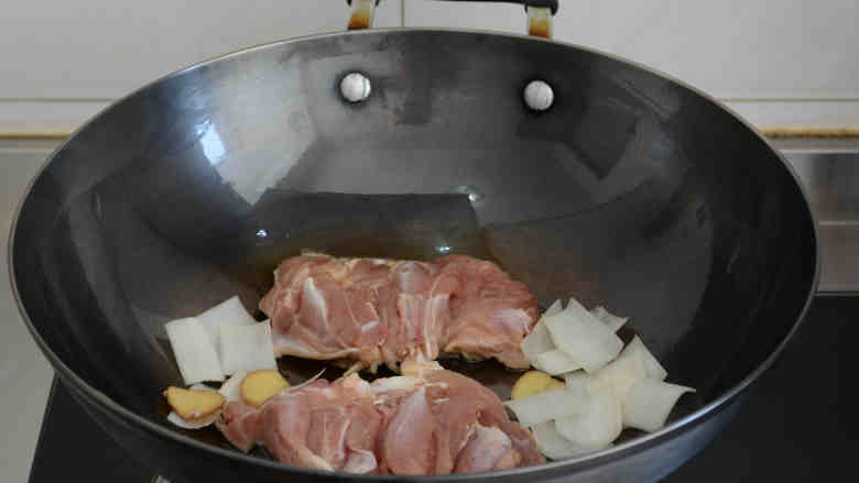 秘制鸡腿饭,锅子烧热,放油~