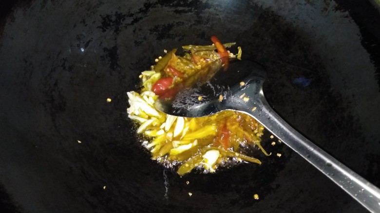 丝丝入味之酸辣土豆丝,炒出酸辣味后加入蒜末,并将火重新调至大火