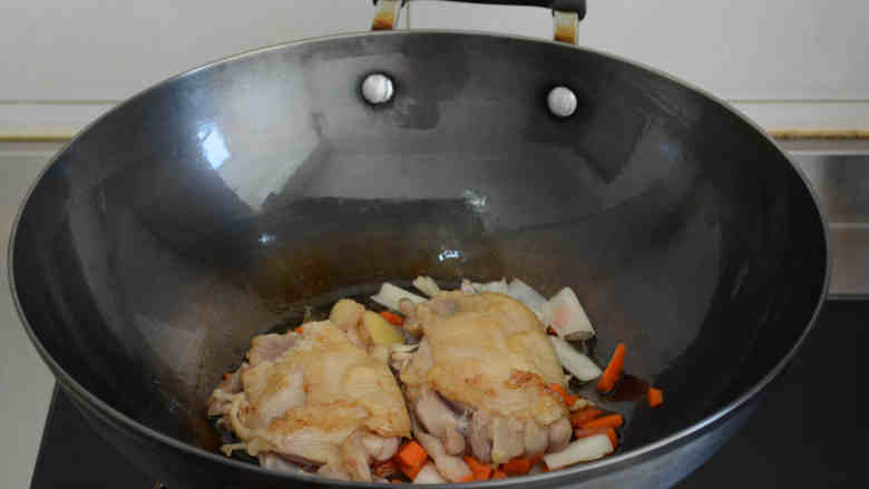 秘制鸡腿饭,鸡皮定型后翻面,
(不要一放入就马上翻动)~