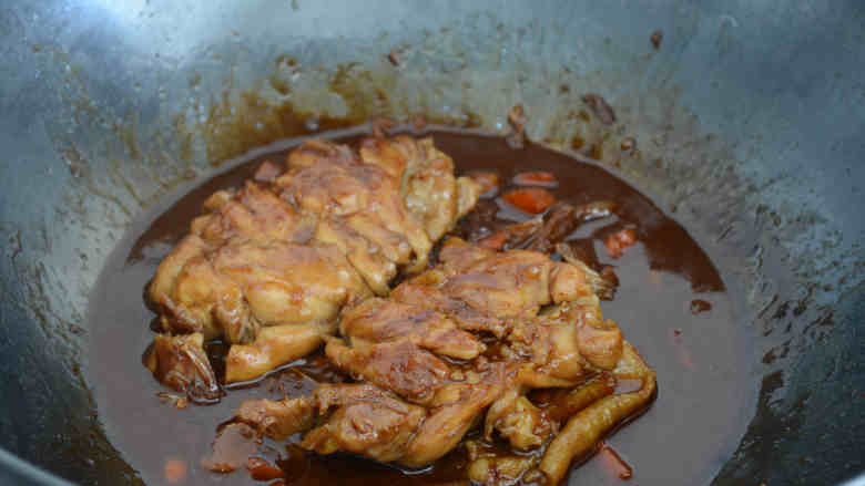 秘制鸡腿饭,把调好的酱汁倒入锅中,在填入小半碗清水~