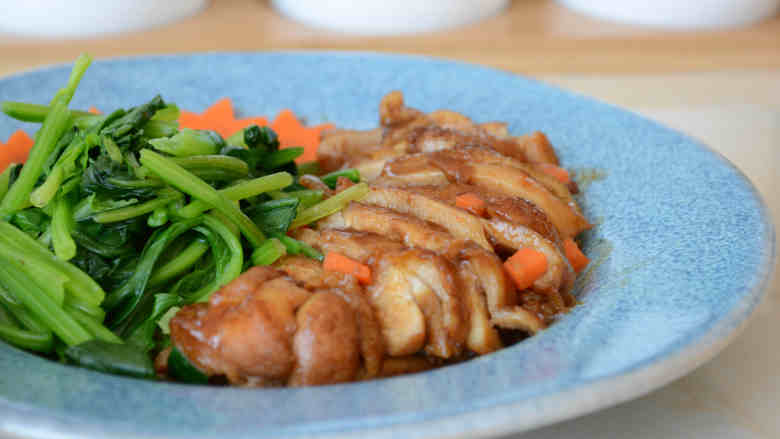 秘制鸡腿饭,中途分几次翻面,到汤汁浓郁即可~