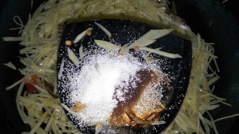 丝丝入味之酸辣土豆丝,加适量盐和极少量醋,泡椒一般偏咸所以盐量比平常偏少一点,极少量的醋是防止土豆丝粘锅