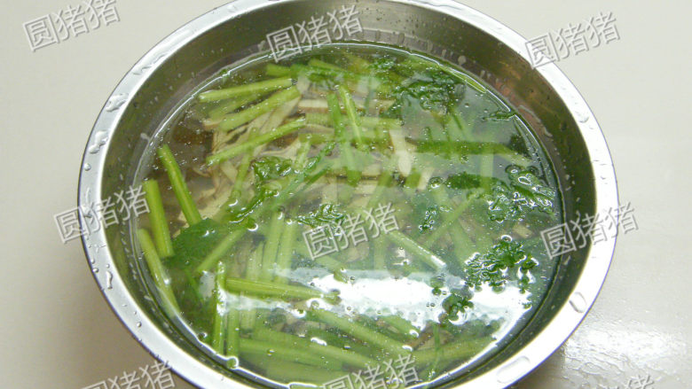 芹菜火腿拌香干,将焯烫好的芹菜段、香干丝浸入冰水中约五分钟,捞出沥干水分。
