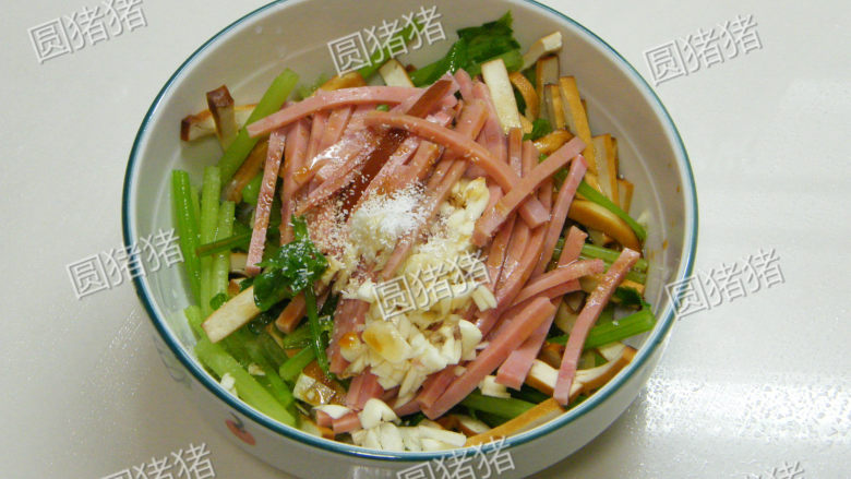 芹菜火腿拌香干,将火腿丝、芹菜段、香干、蒜蓉放入盆中,加入其余所有调料,拌匀,放置几分钟即可食用。