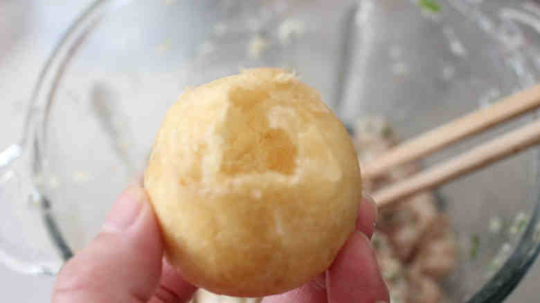 面筋酿肉,取面筋,用筷子扎孔后来回搅动破坏掉面筋内部组织,不要扎透;