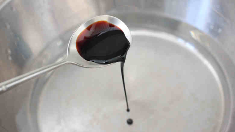 面筋酿肉,加入半勺<a style='color:red;display:inline-block;' href='/shicai/ 762'>老抽</a>;