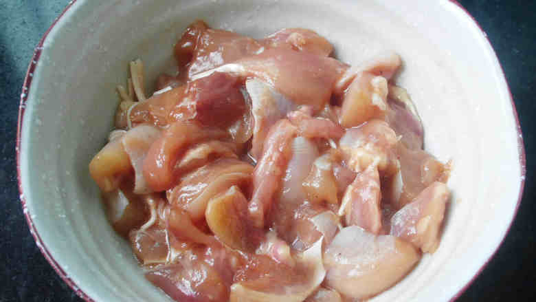 蚕豆炒鸡丁,鸡肉切成丁后加入<a style='color:red;display:inline-block;' href='/shicai/ 788'>生抽</a>、<a style='color:red;display:inline-block;' href='/shicai/ 720'>胡椒粉</a>、淀粉和少许盐拌匀再加点儿油拌均匀腌制一会