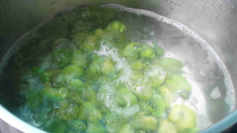 蚕豆炒鸡丁,锅中烧开水,加点儿盐和油,放入蚕豆煮3分钟
